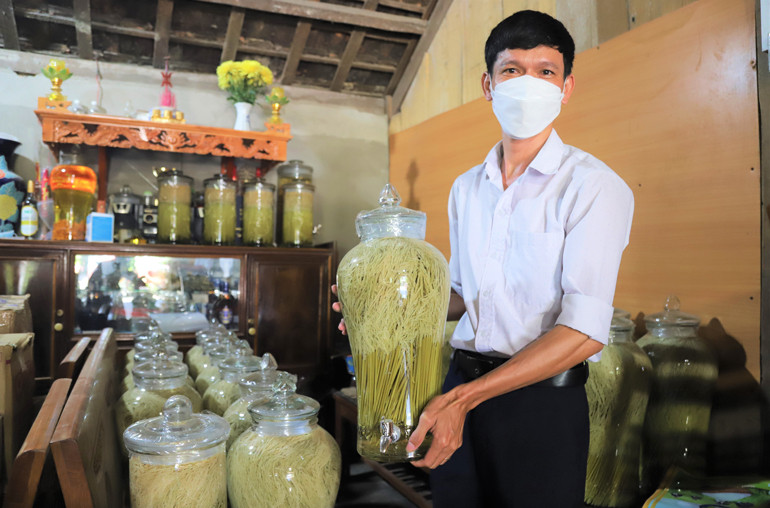  Rượu đòng đòng có mùi thơm đặc trưng và vị ngọt thanh được bà con người Tày, Nùng ở xã An Nhơn chế biến phục vụ thị trường Tết và có giá bán từ 500 ngàn đồng đến 5 triệu đồng/bình (tùy kích cỡ lớn, nhỏ)