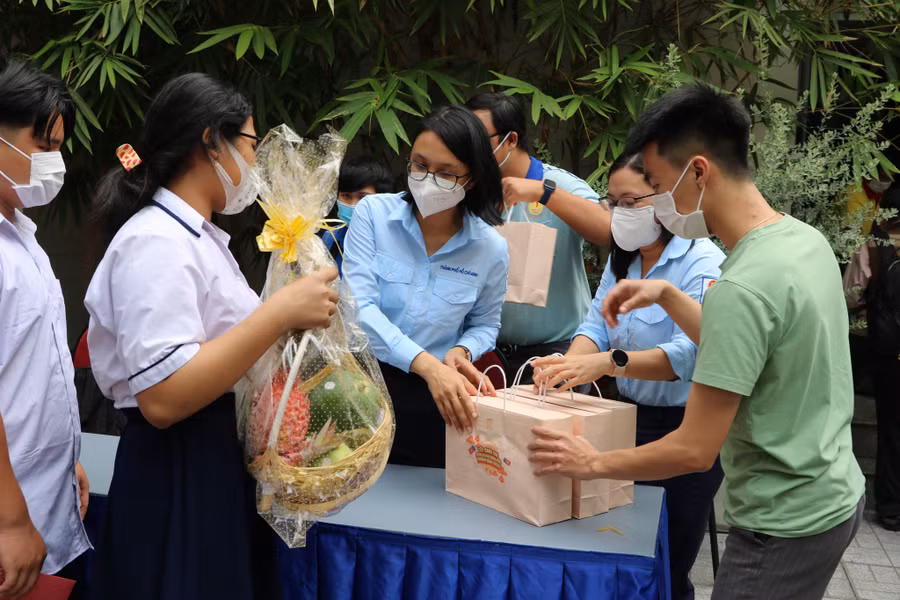 Tặng quà tết cho trẻ mồ côi cha mẹ do dịch bệnh Covid-19