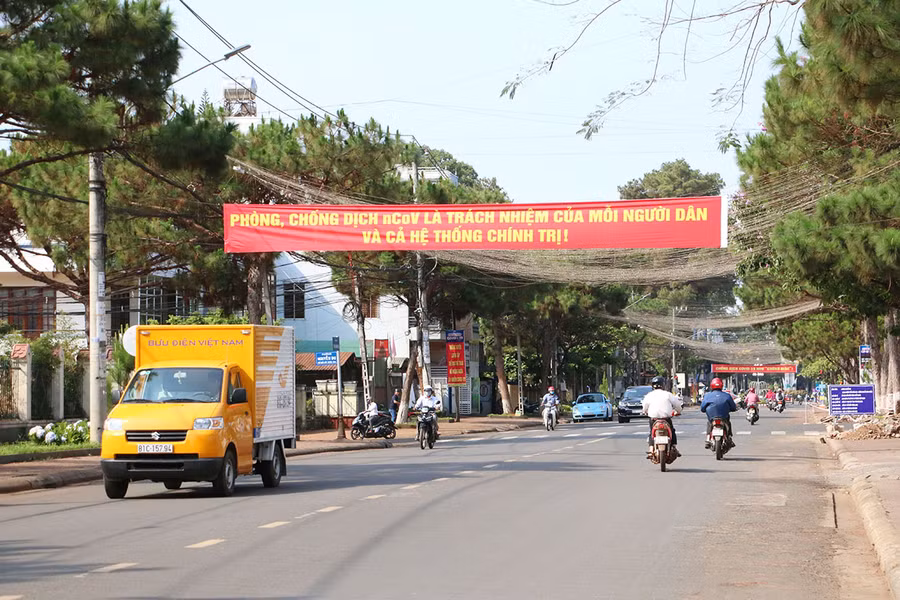 Băng rôn tuyên truyền về phòng-chống dịch trên đường Trần Hưng Đạo (TP. Pleiku). Ảnh: Quang Tấn