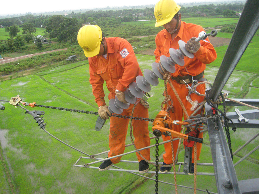 Thi công hoàn thiện lưới điện nông thôn. Ảnh: Hà Duy Thi công hoàn thiện lưới điện nông thôn. Ảnh: Hà Duy