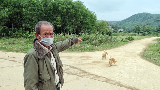 Con đường già Hơn hiến đất ruộng để đổ bê tông vào bản. Con đường già Hơn hiến đất ruộng để đổ bê tông vào bản