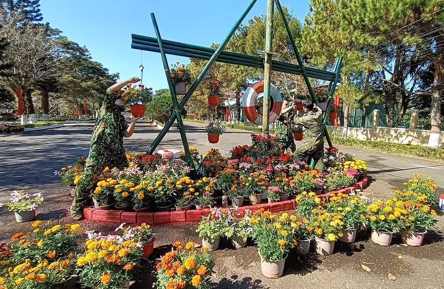 Cán bộ, chiến sĩ Bộ Chỉ huy QUân sự tỉnh đang trang trí các tuyến đường hoa. Ảnh: Anh Huy