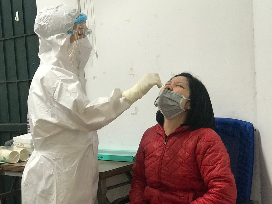  Lấy mẫu xét nghiệm sàng lọc COVID-19 người vào khám chữa bệnh tại Bệnh viện Phụ sản TW Ảnh: Thái Bình
