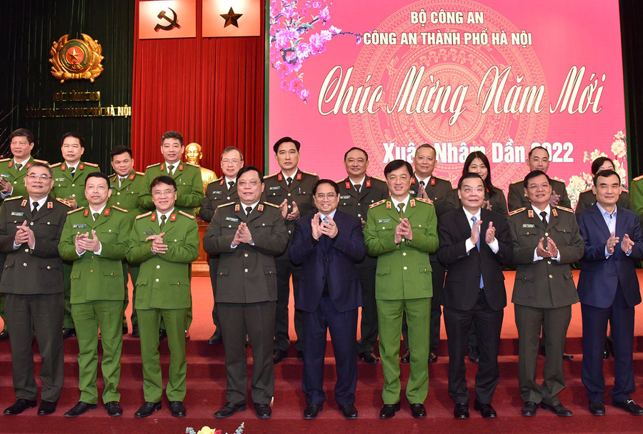 Thủ tướng Phạm Minh Chính cùng cán bộ, chiến sĩ Công an Thủ đô. Thủ tướng Phạm Minh Chính cùng cán bộ, chiến sĩ Công an Thủ đô.