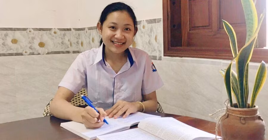 Trang tranh thủ ôn bài trước khi đi trao quà. Ảnh: NVCC