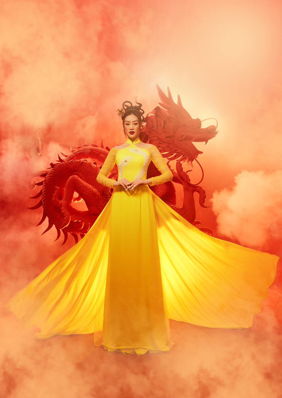 Từ bao đời nay, hình tượng Rồng gắn liền với văn hoá tâm linh người Việt, không chỉ là truyền thuyết Con Rồng Cháu Tiên đầy hào hùng, Rồng còn đại diện cho quyền lực, sự may mắn, thịnh vượng và mạnh mẽ. Sự xuất hiện của Rồng mang đến cho người dân sự yên bình, phồn thịnh và đề cao những điều tốt đẹp, biểu tượng của chân thiện mỹ. Vì vậy, để đón chào năm mới, Hoa hậu Khánh Vân và ekip quyết định thực hiện bộ ảnh xuân với hình tượng chủ đạo là Rồng, như lời chúc may mắn đến khán giả sau một năm có nhiều khó khăn, thử thách và gian nan. Ảnh: Nguyễn Long. 