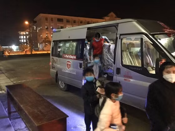 Hội phản ứng nhanh tỉnh Thừa Thiên - Huế (PUN75) hỗ trợ đưa các học sinh tiểu học tại TP Huế đi cách ly sau khi test nhanh