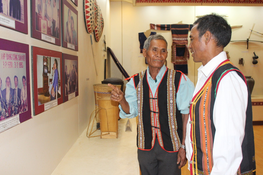 Dịp Tết Nguyên đán, già làng, người có uy tín trong làng Stơr đều đến dâng hương, báo công và tìm hiểu về cuộc đời đi theo cách mạng của bok Núp. Ảnh: Thủy Bình