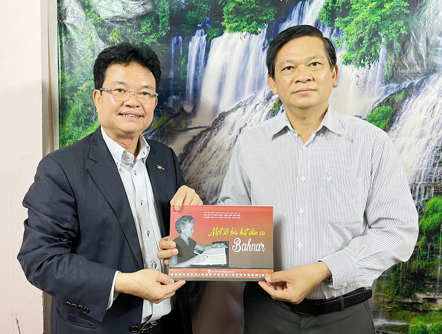 Phó Giáo sư-Tiến sĩ Phạm Lê Tuấn (bìa trái)-Chủ tịch Hội Quân dân y Việt Nam, nguyên Thứ trưởng Bộ Y tế, cháu gọi nghệ sĩ violon Lê Đức Thịnh là cậu ruột-thay mặt gia đình đón nhận tập nhạc. Ảnh: Phương Duyên