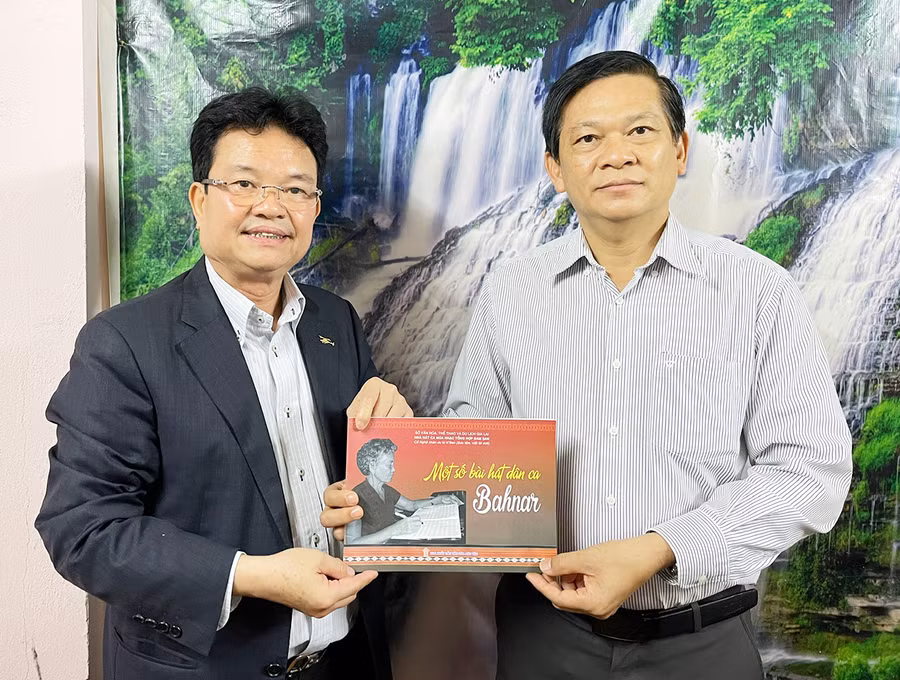 Phó Giáo sư-Tiến sĩ Phạm Lê Tuấn (bìa trái)-Chủ tịch Hội Quân dân y Việt Nam, nguyên Thứ trưởng Bộ Y tế, cháu gọi nghệ sĩ violon Lê Đức Thịnh là cậu ruột-thay mặt gia đình đón nhận tập nhạc. Ảnh: Phương Duyên