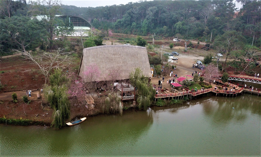 Hồ Đăk Ke cũng là điểm đến được du khách lựa chọn để ngắm mai anh đào. Ảnh: VP Hồ Đăk Ke cũng là điểm đến được du khách lựa chọn để ngắm mai anh đào. Ảnh: VP