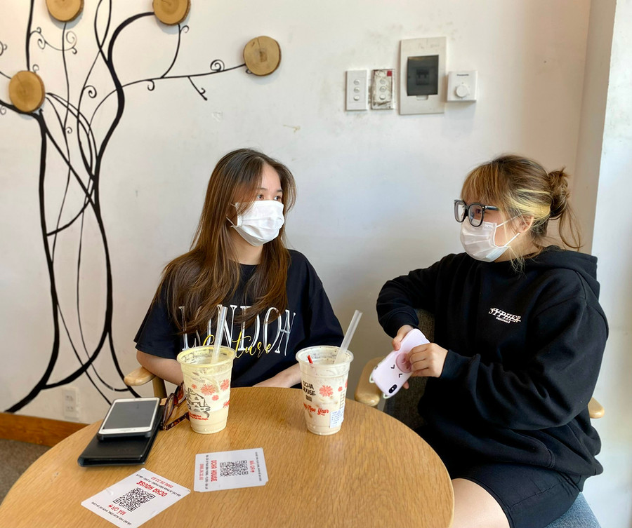 Em Lê Hoàng Hải Yến (bìa trái; tổ 6, phường Thắng Lợi, TP. Pleiku) dành thời gian nghỉ lễ để gặp gỡ bạn bè. Ảnh: Mộc Trà Em Lê Hoàng Hải Yến (bìa trái; tổ 6, phường Thắng Lợi, TP. Pleiku) dành thời gian nghỉ lễ để gặp gỡ bạn bè. Ảnh Mộc Trà