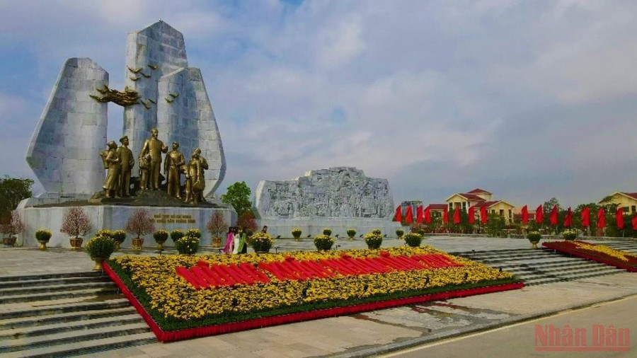 Quảng trường Hồ Chí Minh ở thành phố Đồng Hới là địa điểm được nhiều khách du lịch và người dân địa phương đến thăm và chụp ảnh check in.