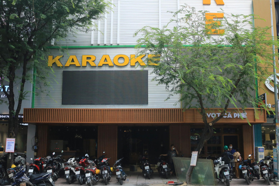 Quán karaoke trên đường Sư Vạn Hạnh (Q.10) đang gấp rút sửa sang, dọn dẹp. Ảnh: Cao An Biên