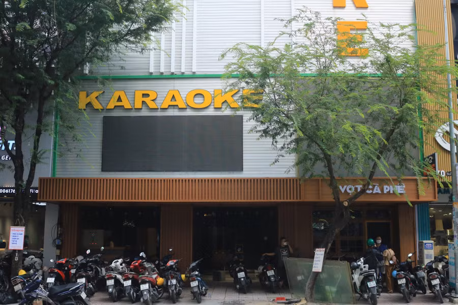 Quán karaoke trên đường Sư Vạn Hạnh (Q.10) đang gấp rút sửa sang, dọn dẹp. Ảnh: Cao An Biên
