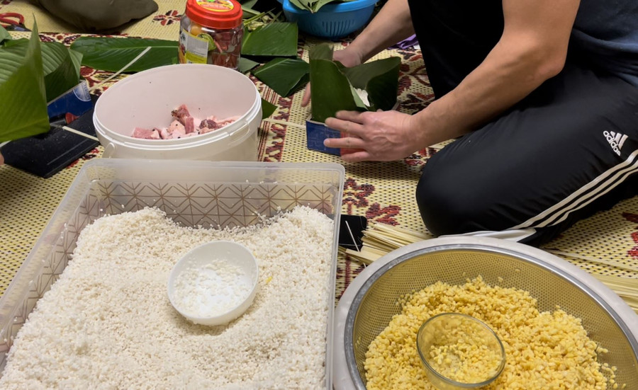 Những chiếc bánh chưng được gói bằng gạo, đỗ, lá dong Việt Nam và lợn… uống sữa của Pháp. Ảnh: Thu Hà Những chiếc bánh chưng được gói bằng gạo, đỗ, lá dong Việt Nam và lợn… uống sữa của Pháp. Ảnh: Thu Hà