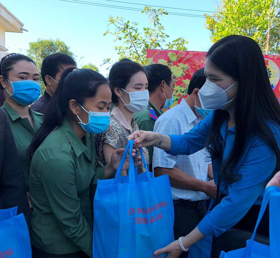 Lãnh đạo Liên đoàn Lao động tỉnh tặng quà Tết cho cán bộ, nhân viên bảo vệ rừng Ban Quản lý rừng phòng hộ Ia Tul (huyện Ia Pa). Ảnh: Đinh Yến Lãnh đạo LĐLĐ tỉnh tặng quà Tết cho cán bộ, nhân viên bảo vệ rừng Ban Quản lý rừng phòng hộ Ia Tut. Ảnh: Đinh Yến