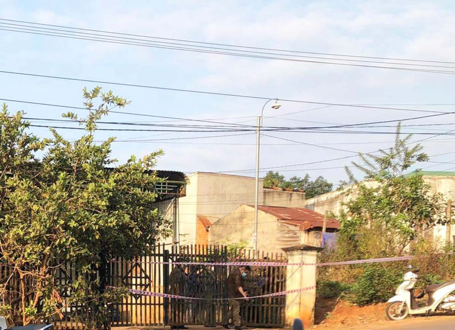 Lực lượng Công an đang phong tỏa hiện trường để điều tra nguyên nhân vụ nổ mìn khiến 2 người tử vong. Ảnh: Lê Anh