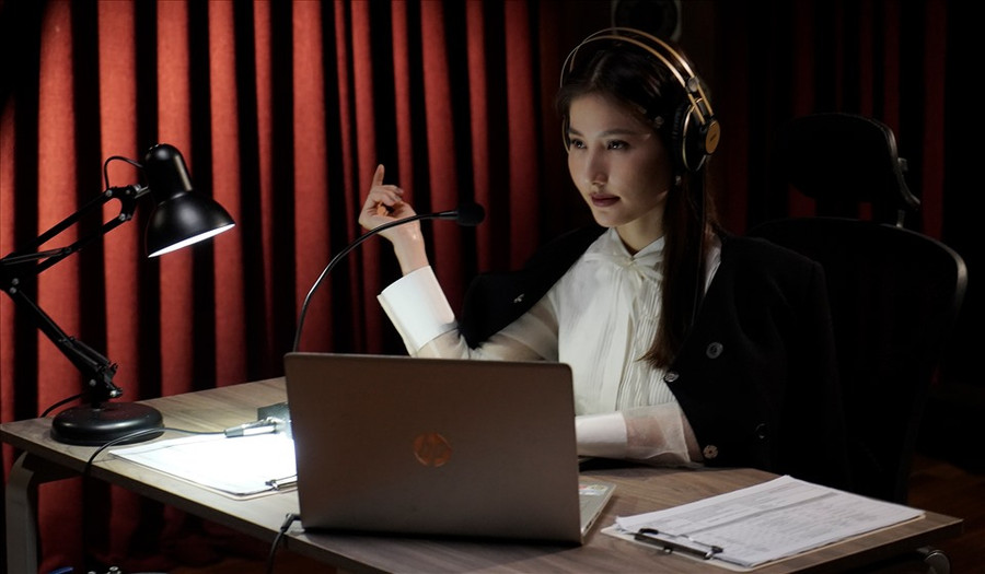 Sở hữu nhan sắc xinh đẹp, Diễm My nhận được nhiều lời mời đóng phim, đóng quảng cáo hay chụp ảnh. Sau những sóng gió, khủng hoảng tuổi 30 (mất người thân - PV), Diễm My cho thấy bản lĩnh, sự kiên cường, mạnh mẽ đáng kinh ngạc. Sự nghiệp rực rỡ, cuộc sống thăng hoa là một món quà xứng đáng với người đẹp sau những nỗ lực không ngừng nghỉ suốt thời gian qua. Sở hữu nhan sắc xinh đẹp, Diễm My nhận được nhiều lời mời đóng phim, đóng quảng cáo hay chụp ảnh. Sau những sóng gió, khủng hoảng tuổi 30 (mất người thân - PV), Diễm My cho thấy bản lĩnh, sự kiên cường, mạnh mẽ đáng kinh ngạc. Sự nghiệp rực rỡ, cuộc sống thăng hoa là một món quà xứng đáng với người đẹp sau những nỗ lực không ngừng nghỉ suốt thời gian qua.