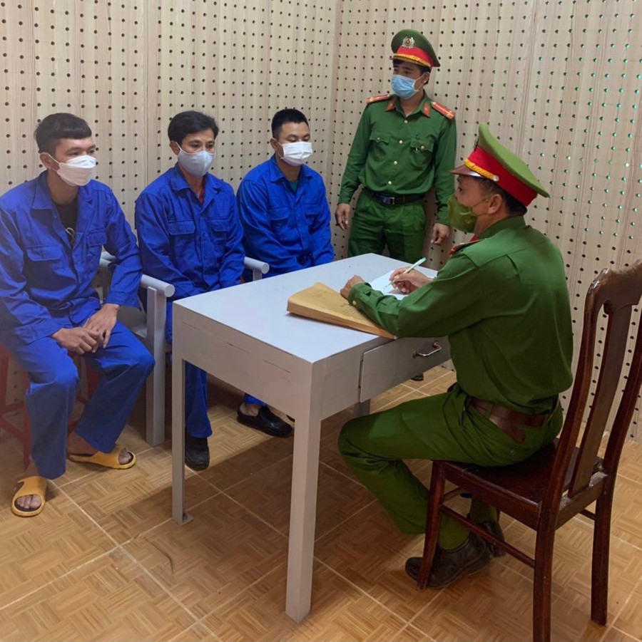 Các nghi phạm bắt giữ người trái phép tại cơ quan công an. Ảnh: CTV