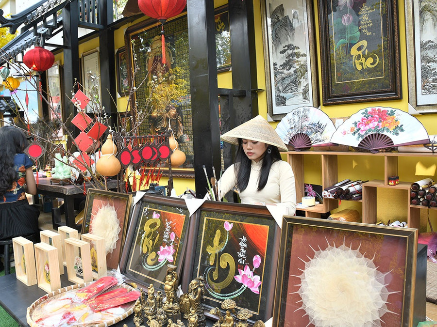 Ngoài các ông đồ, thì có những bà đồ còn rất trẻ như Đào Nguyễn Nhật Quỳnh (Q.Tân Bình, TP.HCM) đã 4 năm đều ra phố ông đồ để cho chữ. Ảnh: Hoa Nữ