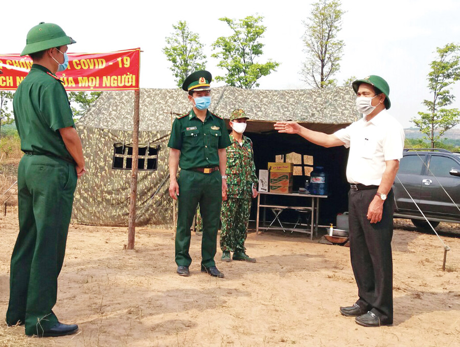 Phó Bí thư Tỉnh ủy, Chủ tịch UBND tỉnh Võ Ngọc Thành (bìa phải) thăm hỏi, động viên cán bộ, chiến sĩ tại Chốt kiểm soát phòng-chống dịch Covid-19 số 8 (Đồn Biên phòng Cửa khẩu Quốc tế Lệ Thanh, huyện Đức Cơ). Ảnh: Như Nguyện