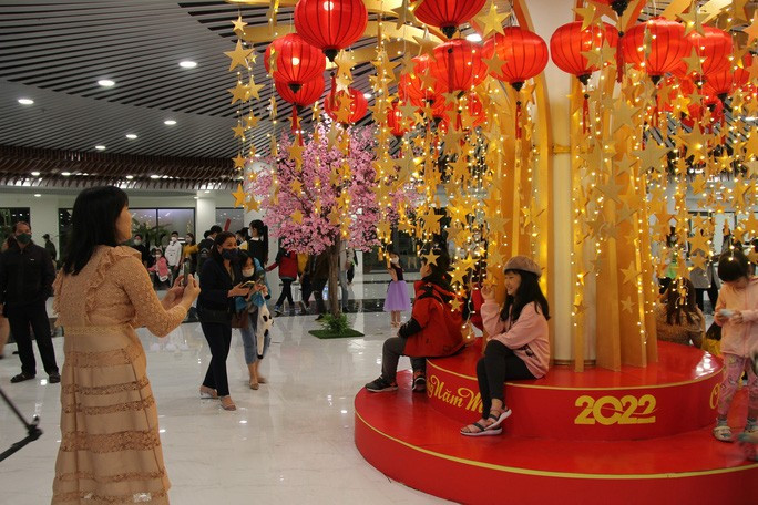  Người dân hào hứng check-in bên các tiểu cảnh chào mừng năm mới