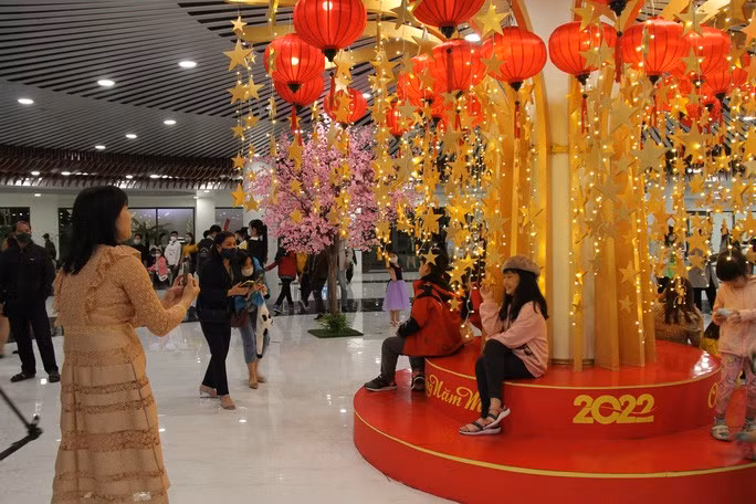  Người dân hào hứng check-in bên các tiểu cảnh chào mừng năm mới