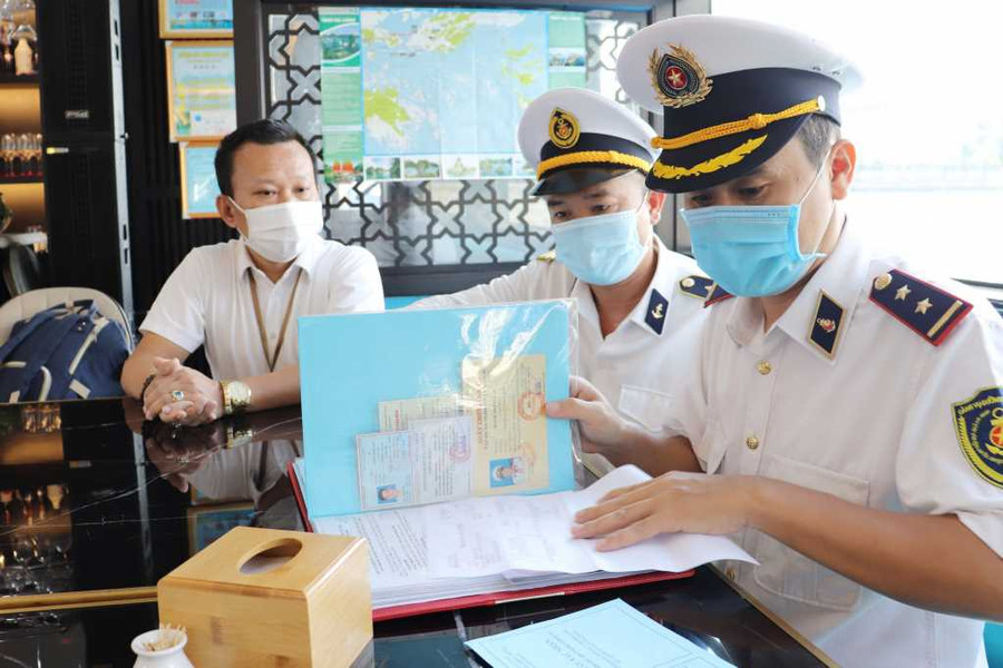 Du lịch Quảng Ninh dịp đầu năm: Lực lượng Cảng vụ Quảng Ninh kiểm tra danh sách hành khách tại tàu du lịch trước khi xuất bến. Ảnh: CTT Quảng Ninh