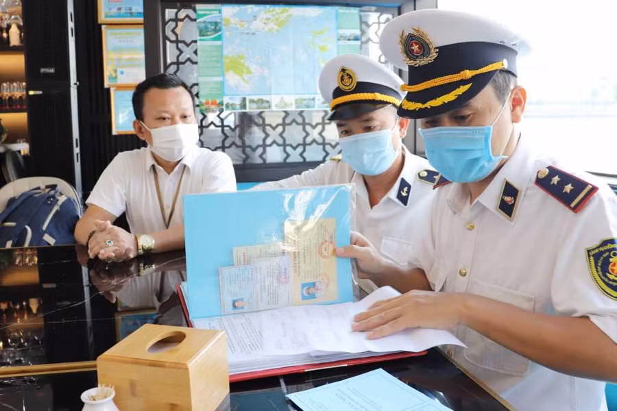 Du lịch Quảng Ninh dịp đầu năm: Lực lượng Cảng vụ Quảng Ninh kiểm tra danh sách hành khách tại tàu du lịch trước khi xuất bến. Ảnh: CTT Quảng Ninh