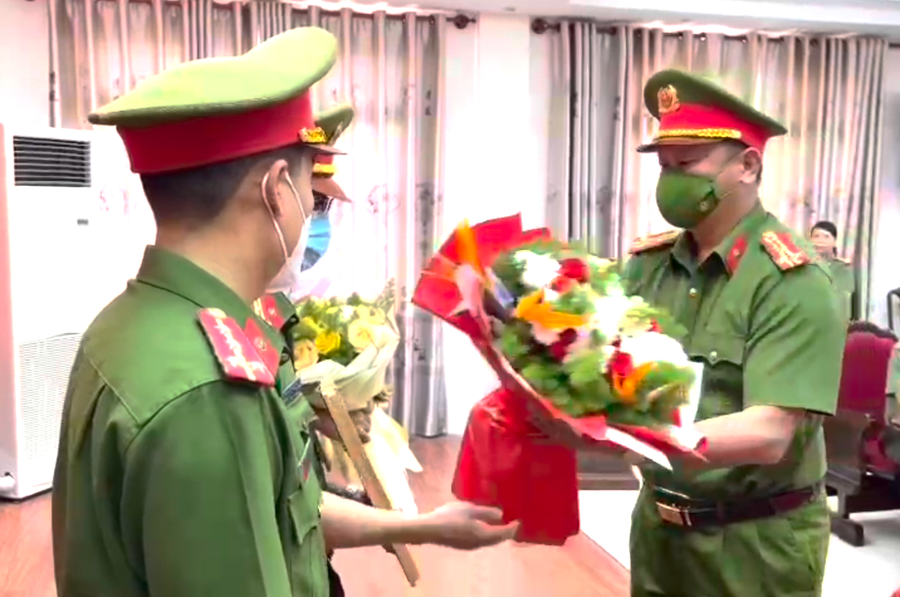 Thượng tá Võ Duy Tuấn, Phó giám đốc Công an tỉnh Phú Yên, tặng hoa cho các đơn vị có thành tích bắt nghi phạm gây ra 6 vụ cướp, cướp giật tài sản. Ảnh: Đức Huy Thượng tá Võ Duy Tuấn, Phó giám đốc Công an tỉnh Phú Yên, tặng hoa cho các đơn vị có thành tích bắt nghi phạm gây ra 6 vụ cướp, cướp giật tài sản. Ảnh: Đức Huy
