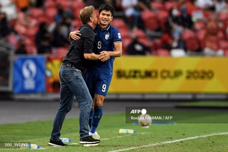 Huấn luyện viên Mano Polking hạnh phúc khi Thái Lan vô địch AFF Cup 2020. Ảnh: AFP