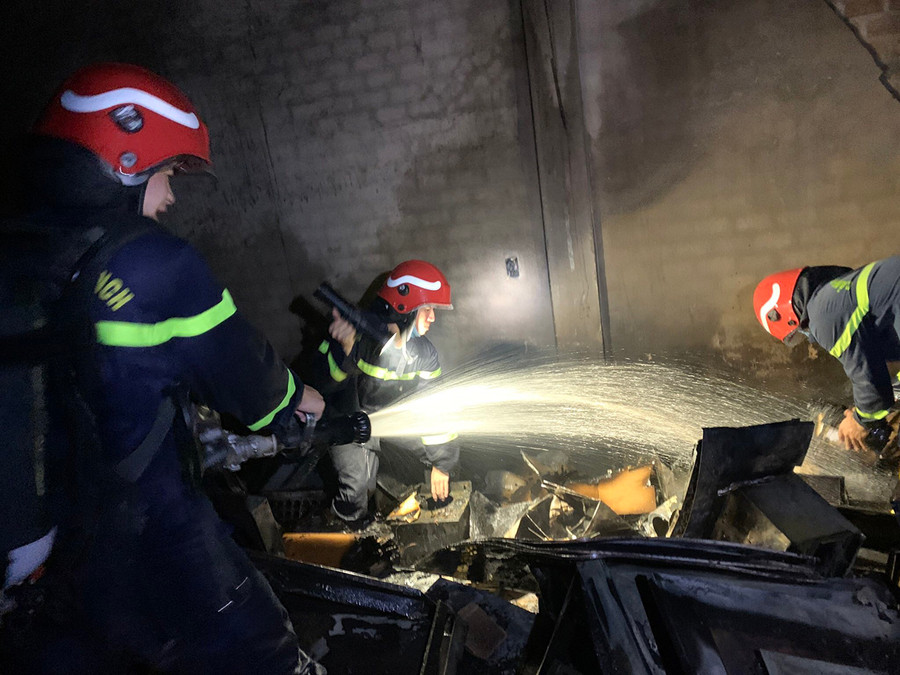 Lực lượng cứu hỏa đã nhanh chóng dập lửa trong đêm. Ảnh: Văn Ngọc  Lực lượng cứu hỏa đã nhanh chóng dập lửa trong đêm. Ảnh: Văn Ngọc