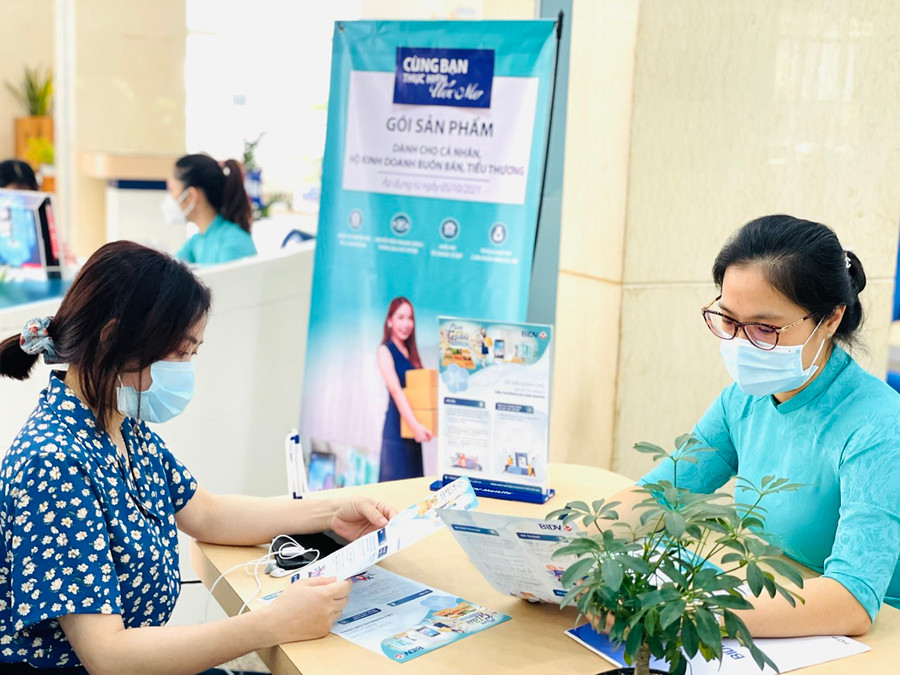 1 Các ngân hàng thương mại chủ động thích ứng hoạt động kinh doanh trong trạng thái bình thường mới. Ảnh: Sơn Ca