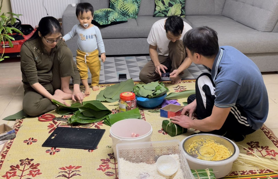 Một số gia đình Việt kiều quây quần gói bánh chưng. Ảnh: Thu Hà Một số gia đình Việt kiều quây quần gói bánh chưng. Ảnh: Thu Hà