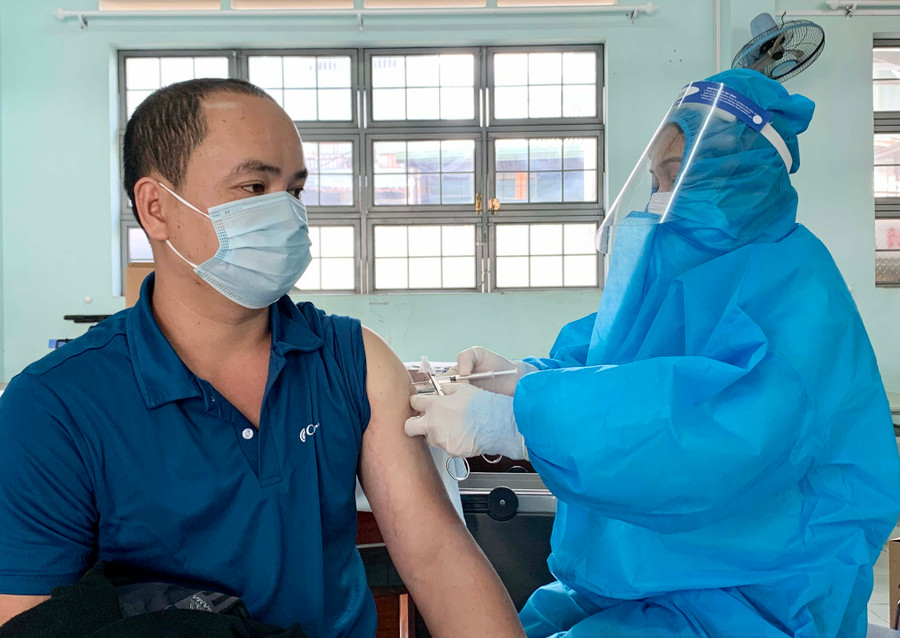 Ngành Y tế đẩy nhanh tiêm vắc xin phòng Covid-19 cho người dân. Ảnh: Như Nguyện