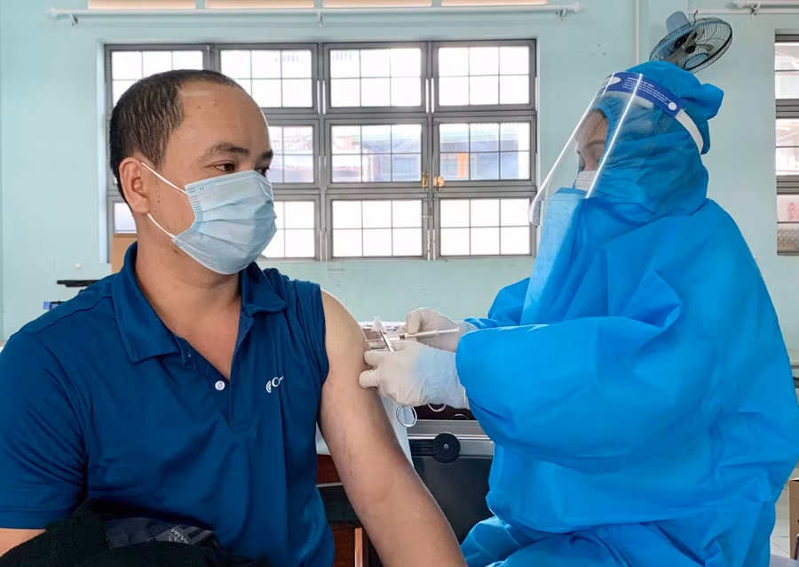 Ngành Y tế đẩy nhanh tiêm vắc xin phòng Covid-19 cho người dân. Ảnh: Như Nguyện