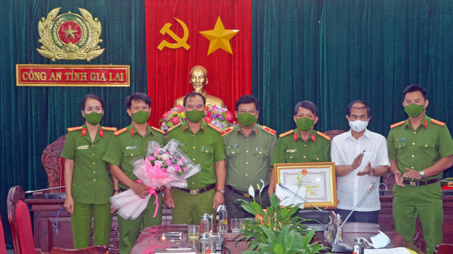 Chủ tịch UBND tỉnh Võ Ngọc Thành tặng bằng khen cho Phòng Cảnh sát Điều tra tội phạm về Ma túy (Công an tỉnh) vì có thành tích xuất sắc trong công tác điều tra, phá án. Ảnh: Lê Ánh