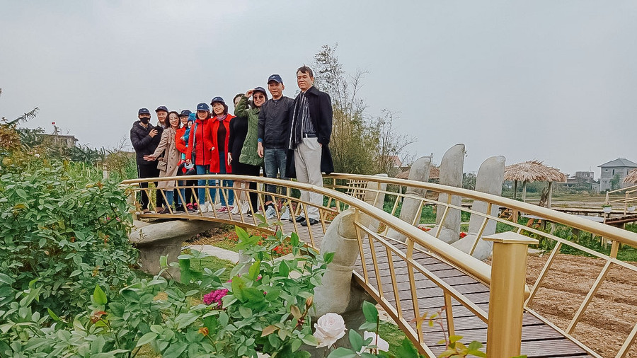 Cầu Vàng nổi tiếng của TP.Đà Nẵng được anh Hải mô phỏng lại thành tiểu cảnh cho khu vườn. Ảnh: Bá Cường Cầu Vàng nổi tiếng của TP.Đà Nẵng được anh Hải mô phỏng lại thành tiểu cảnh cho khu vườn. Ảnh: Bá Cường