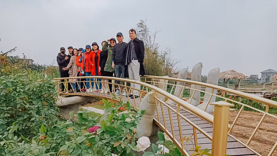 Cầu Vàng nổi tiếng của TP.Đà Nẵng được anh Hải mô phỏng lại thành tiểu cảnh cho khu vườn. Ảnh: Bá Cường