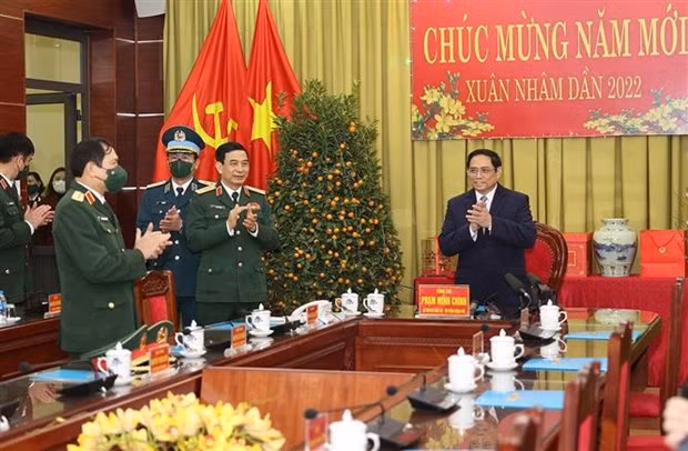 Thủ tướng Phạm Minh Chính đến thăm cán bộ, chiến sỹ Quân chủng Phòng không-Không quân. (Ảnh: Dương Giang/TTXVN)