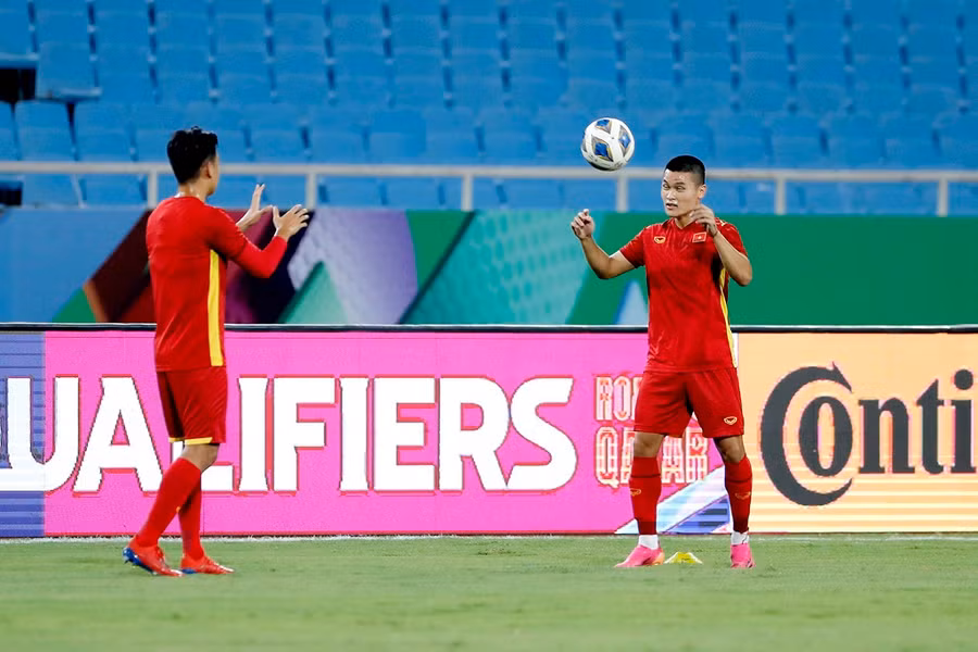 Tuấn Hải (phải) và Thành Chung đều được thử nghiệm ở trận nội bộ. Ảnh: VFF