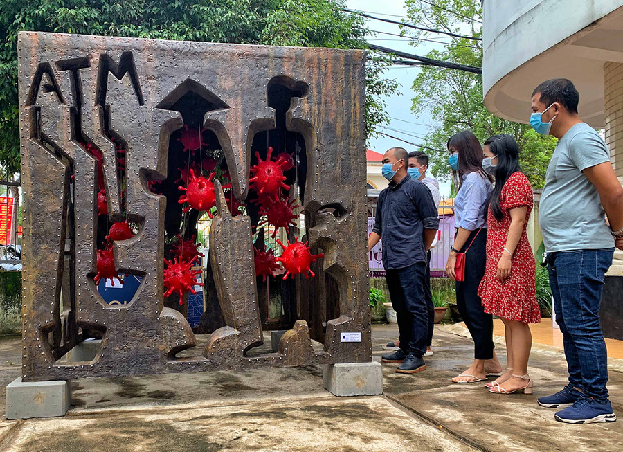 Tác phẩm "Nắm đấm sắt" của nhà điêu khắc Nguyễn Vinh nằm trong bộ tác phẩm được trao giải C-Giải thưởng Văn học-Nghệ thuật tỉnh lần thứ IV. Ảnh: Minh Châu Tác phẩm “Nắm đấm sắt” của nhà điêu khắc Nguyễn Vinh truyền đi thông điệp mạnh mẽ về tinh thần phòng-chống dịch. Ảnh: Minh Châu