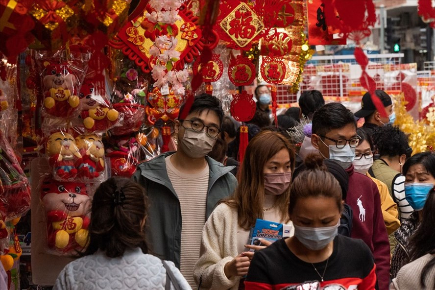Người dân ở Hong Kong (Trung Quốc), ngày 29 Tết Nhâm Dần 2022. Ảnh: AFP