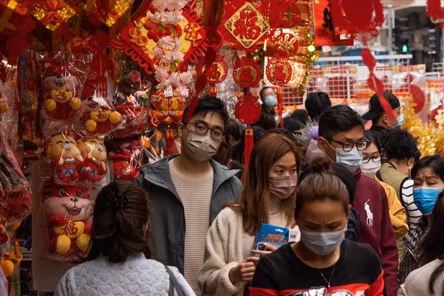 Người dân ở Hong Kong (Trung Quốc), ngày 29 Tết Nhâm Dần 2022. Ảnh: AFP