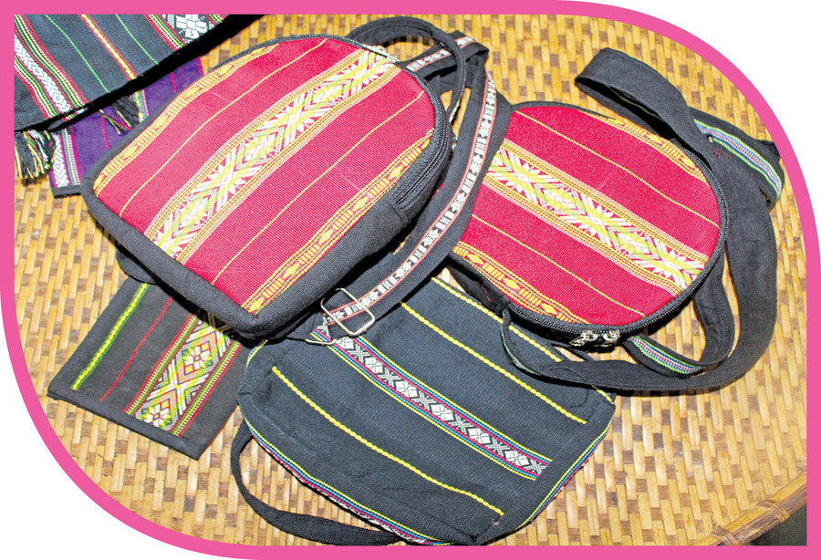 Những chiếc ba lô, túi xách từ thổ cẩm truyền thống tại cửa hàng của chị RCom H'Sonh. Ảnh: Phan Lài Những chiếc ba lô, túi xách từ thổ cẩm truyền thống tại cửa hàng của chị RCom H'Sonh. Ảnh: Phan Lài