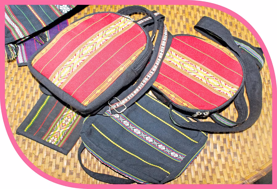 Những chiếc ba lô, túi xách từ thổ cẩm truyền thống tại cửa hàng của chị RCom H'Sonh. Ảnh: Phan Lài