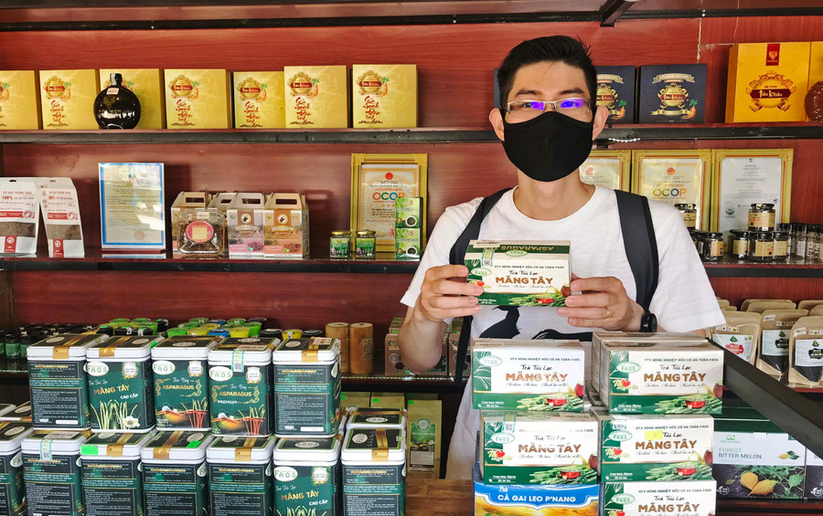 Các sản phẩm đạt 3-4 sao cấp tỉnh trưng bày tại khu du lịch Biển Hồ. Ảnh: Nguyễn Diệp