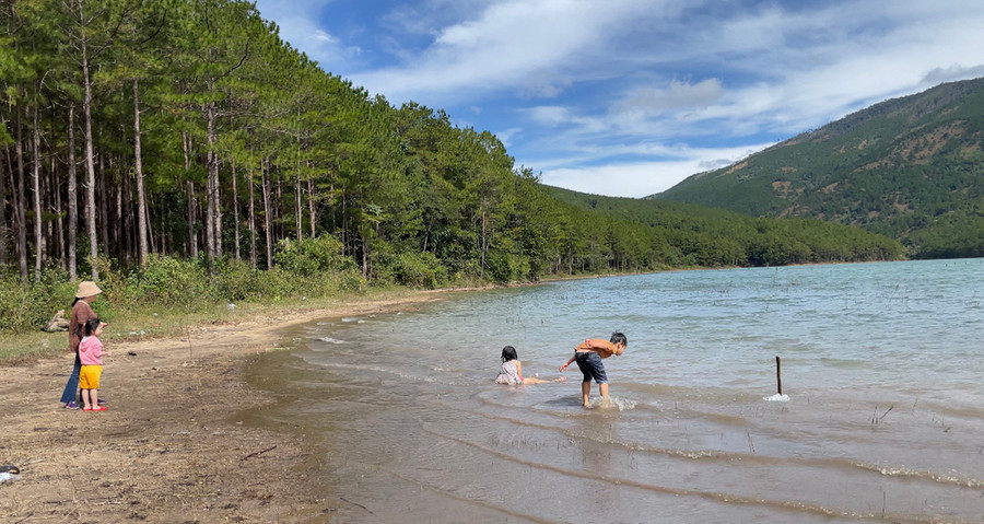 Đập Tân Sơn (xã Nghĩa Hưng, huyện Chư Păh) được nhiều du khách trong tỉnh chọn làm điểm vui chơi, tham quan thời gian gần đây. Ảnh: Lam Nguyên Đập Tân Sơn (xã Nghĩa Hưng, huyện Chư Pah) là điểm đến được nhiều du khách trong tỉnh chọn làm điểm đến thời gian gần đây. Ảnh: Lam Nguyên