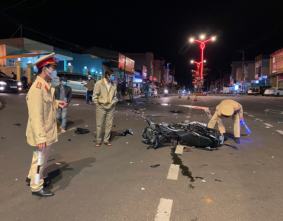 Công an đang khám nghiệm hiện trường. Ảnh: Phạm Quý